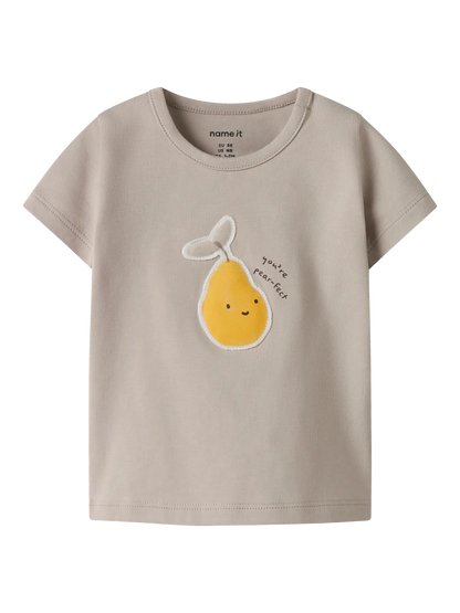 Beiges NAME IT Kinder T-Shirt aus Baumwolle mit Birnenprint, erhältlich im Bärechind Kinderladen Winterthur Zürich Schweiz