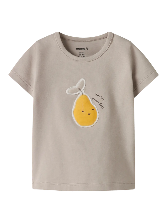 Beiges NAME IT Kinder T-Shirt aus Baumwolle mit Birnenprint, erhältlich im Bärechind Kinderladen Winterthur Zürich Schweiz