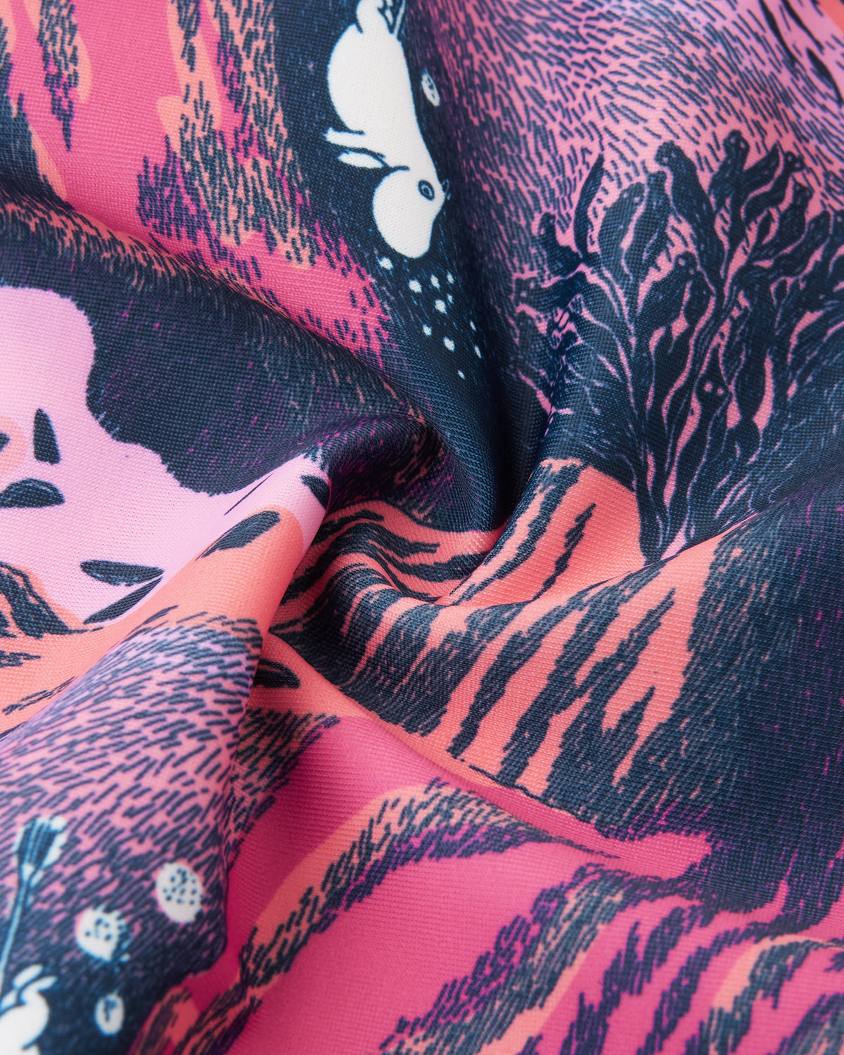 Detailaufnahme des farbenfrohen Unterwasserprints auf dem UV Badeanzug von Name It. Erhältlich im Bärechind Winterthur.