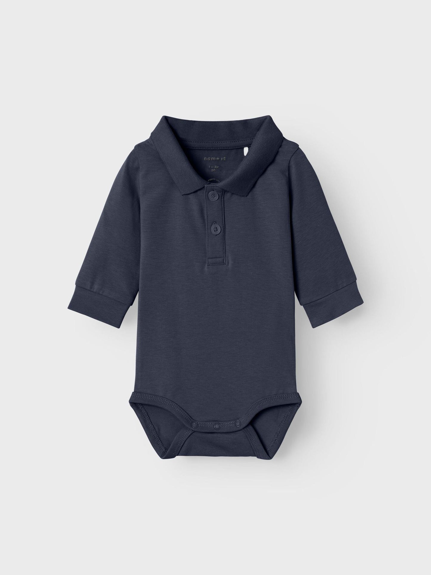 Dunkelblauer Polo-Body von NAME IT in Dark Sapphire, langärmlig und aus Bio-Baumwolle, erhältlich im Bärechind in Winterthur, Zürich Schweiz.