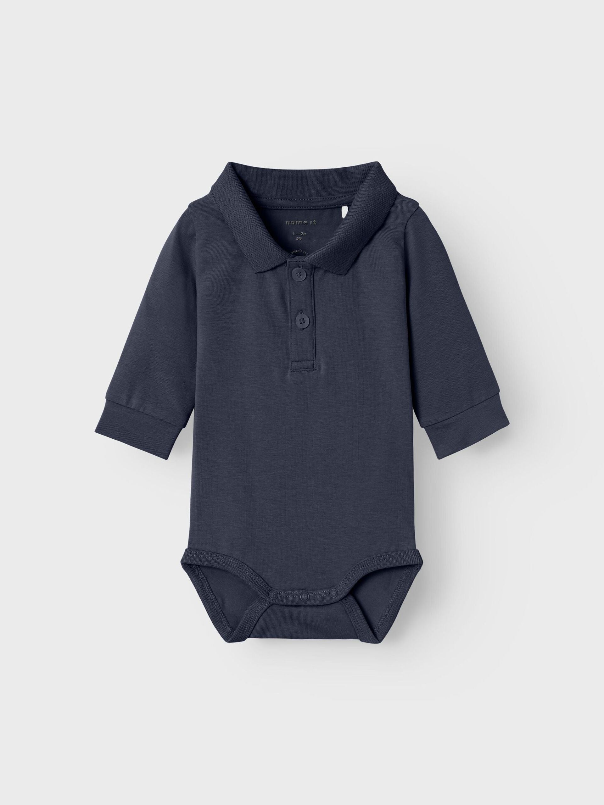 Dunkelblauer Polo-Body von NAME IT in Dark Sapphire, langärmlig und aus Bio-Baumwolle, erhältlich im Bärechind in Winterthur, Zürich Schweiz.
