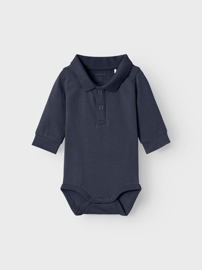 Dunkelblauer Polo-Body von NAME IT in Dark Sapphire, langärmlig und aus Bio-Baumwolle, erhältlich im Bärechind in Winterthur, Zürich Schweiz.