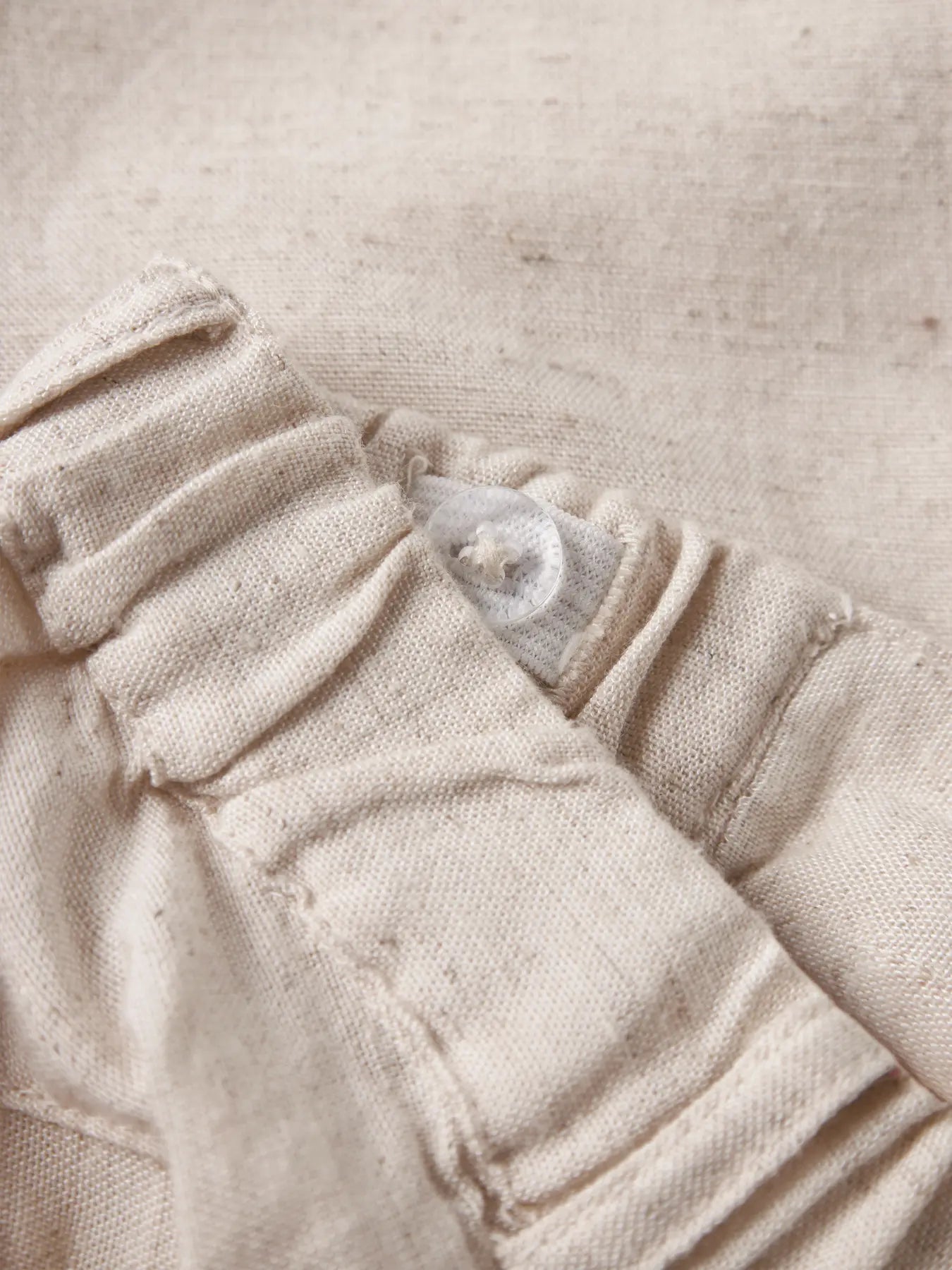 Detailaufnahme von beigen Shorts mit elastischem Bund von name it bei Bärechind in Winterthur, Zürich, Schweiz