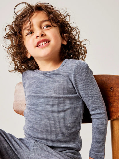 Kind trägt Name it Feinripp Langarmshirt aus Merinowolle, erhältlich bei Bärechind
