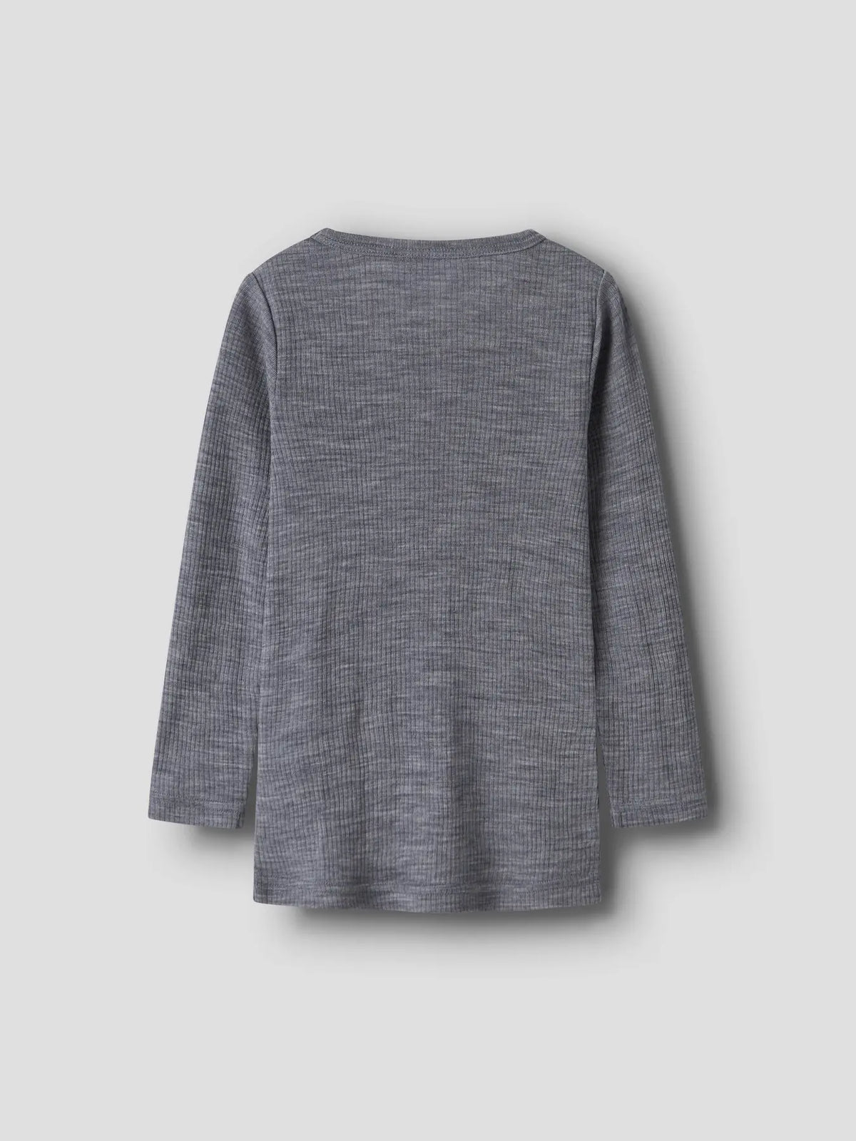 Rückansicht des Shirts aus 100% mulesingfreier Merinowolle, ideal für den Zwiebellook
