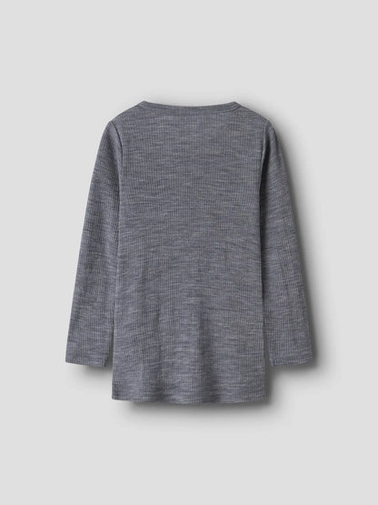 Rückansicht des Shirts aus 100% mulesingfreier Merinowolle, ideal für den Zwiebellook
