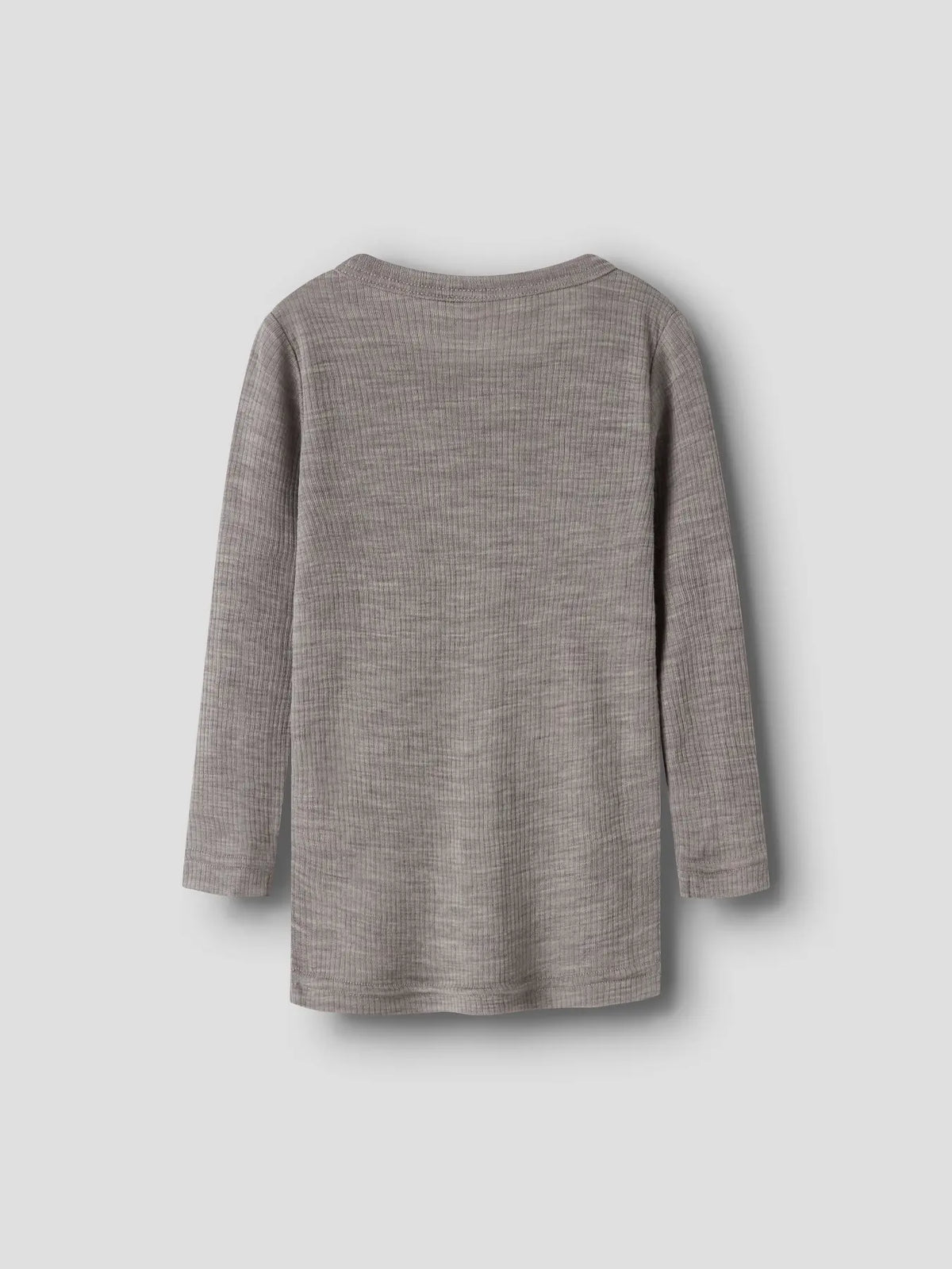 Rückansicht des Shirts aus 100% mulesingfreier Merinowolle, ideal für den Zwiebellook
