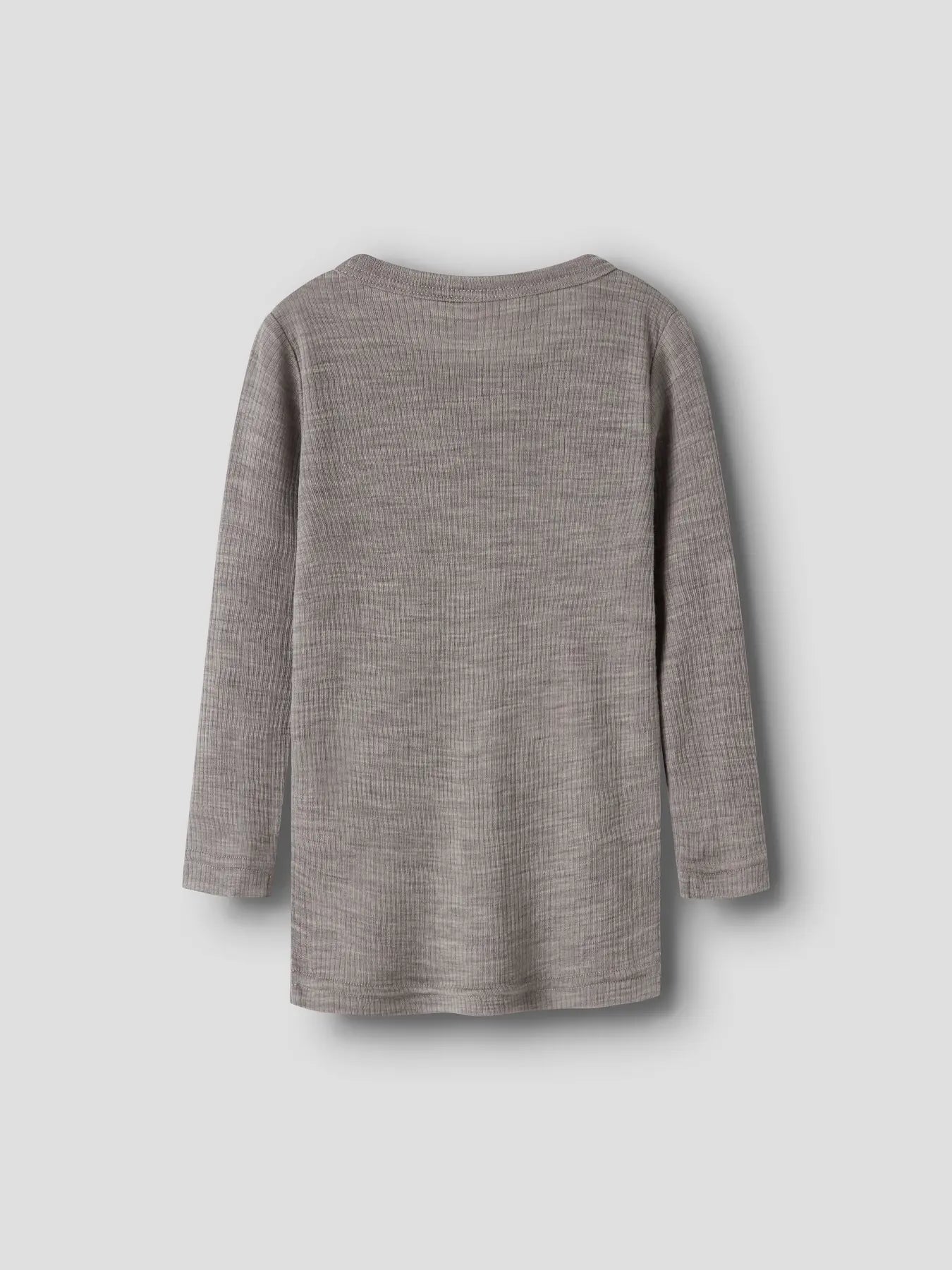 Rückansicht des Shirts aus 100% mulesingfreier Merinowolle, ideal für den Zwiebellook
