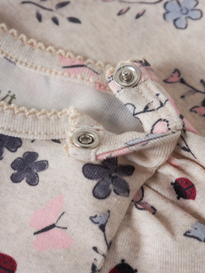 Detailaufnahme von Blumenmuster und Druckknöpfen auf einem NAME IT Babybody bei Bärechind Winterthur Zürich Schweiz