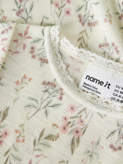 Detailaufnahme des Blumenmusters und Spitzenabschlusses am Merino Body