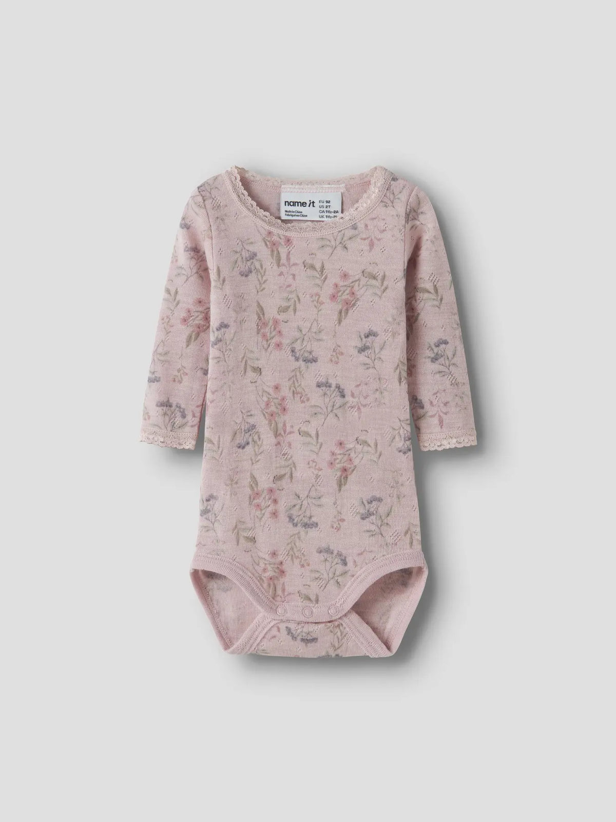 Name it Needle Langarmbody mit Blumenmuster auf rosa, Vorderansicht