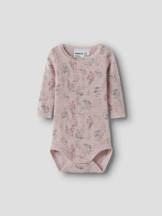 Name it Needle Langarmbody mit Blumenmuster auf rosa, Vorderansicht