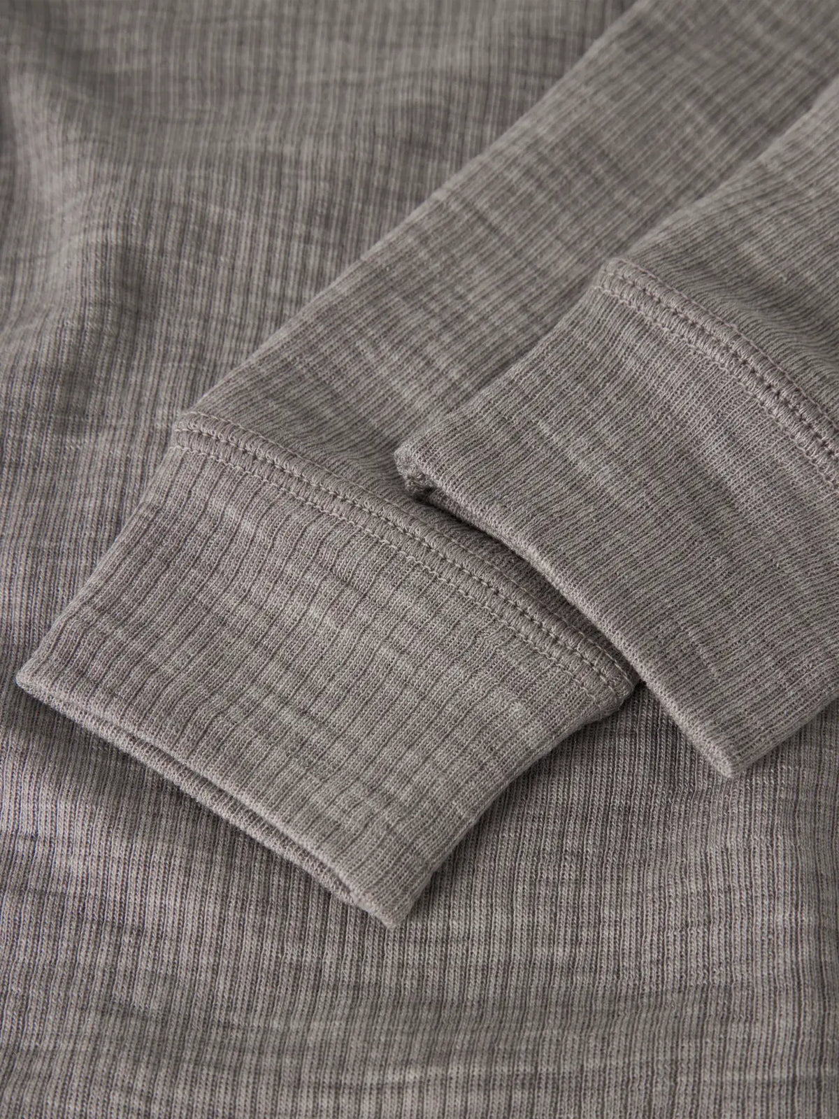 Detailansicht der Rippstruktur der Name it Ripp Leggings in Satellite