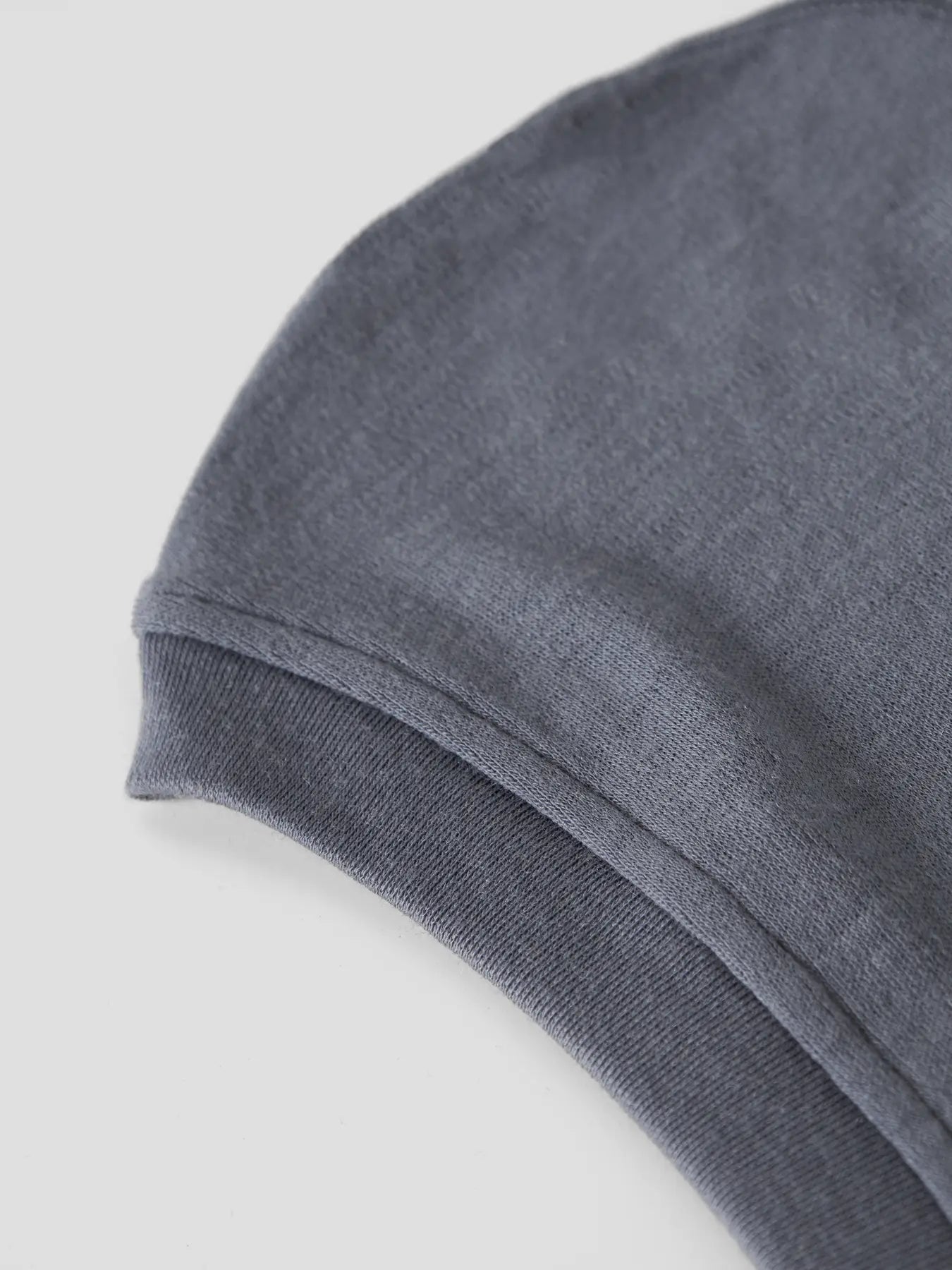Nahaufnahme der Nähte und weichen Merinowolle der Name it Schlupfmütze in Folkstone Gray