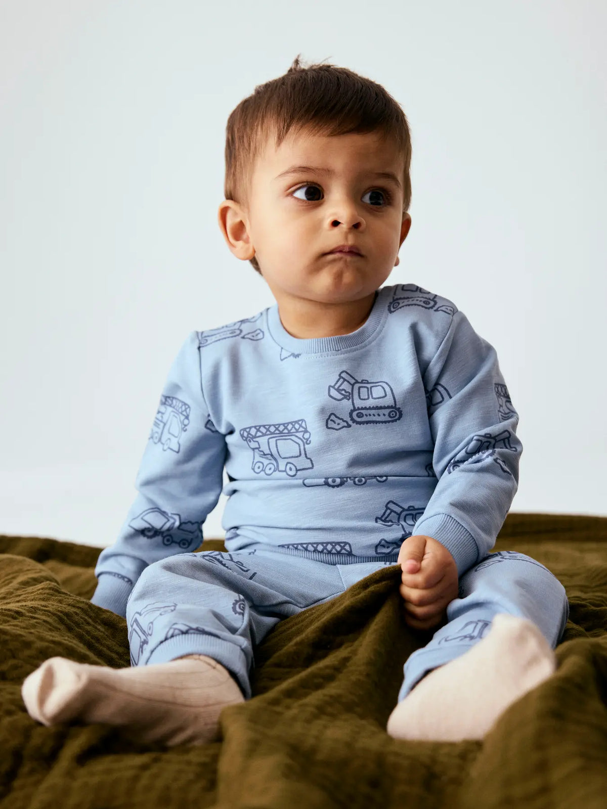 Baby trägt NAME IT Sweatshirt mit Baustellenfahrzeug Muster bei Bärechind Winterthur Zürich Schweiz