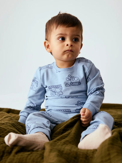 Baby trägt NAME IT Sweatshirt mit Baustellenfahrzeug Muster bei Bärechind Winterthur Zürich Schweiz