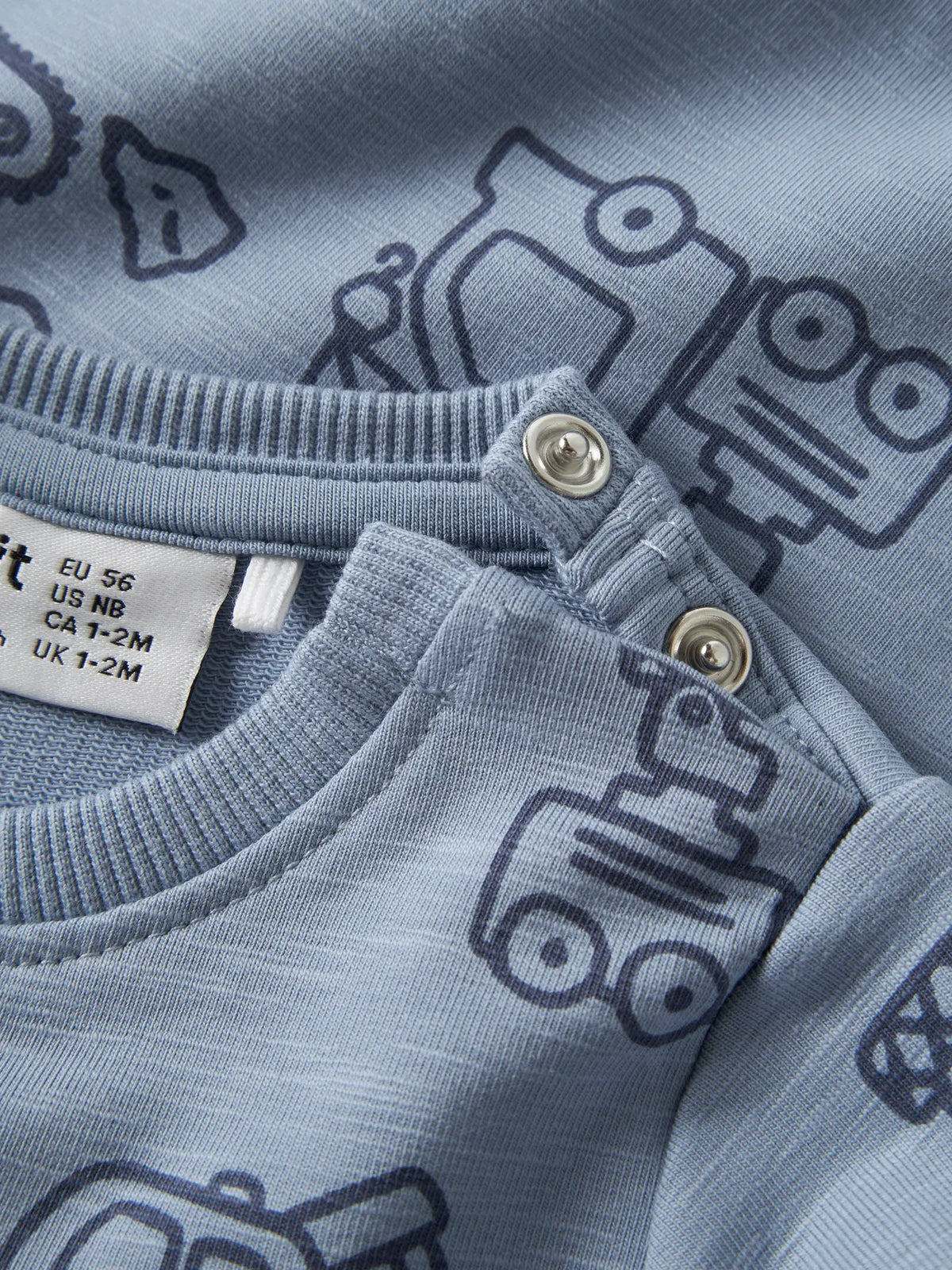 Detailaufnahme des Baustellenfahrzeug Musters auf einem NAME IT Sweatshirt bei Bärechind Winterthur Zürich Schweiz