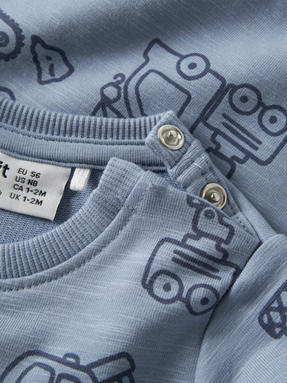 Detailaufnahme des Baustellenfahrzeug Musters auf einem NAME IT Sweatshirt bei Bärechind Winterthur Zürich Schweiz