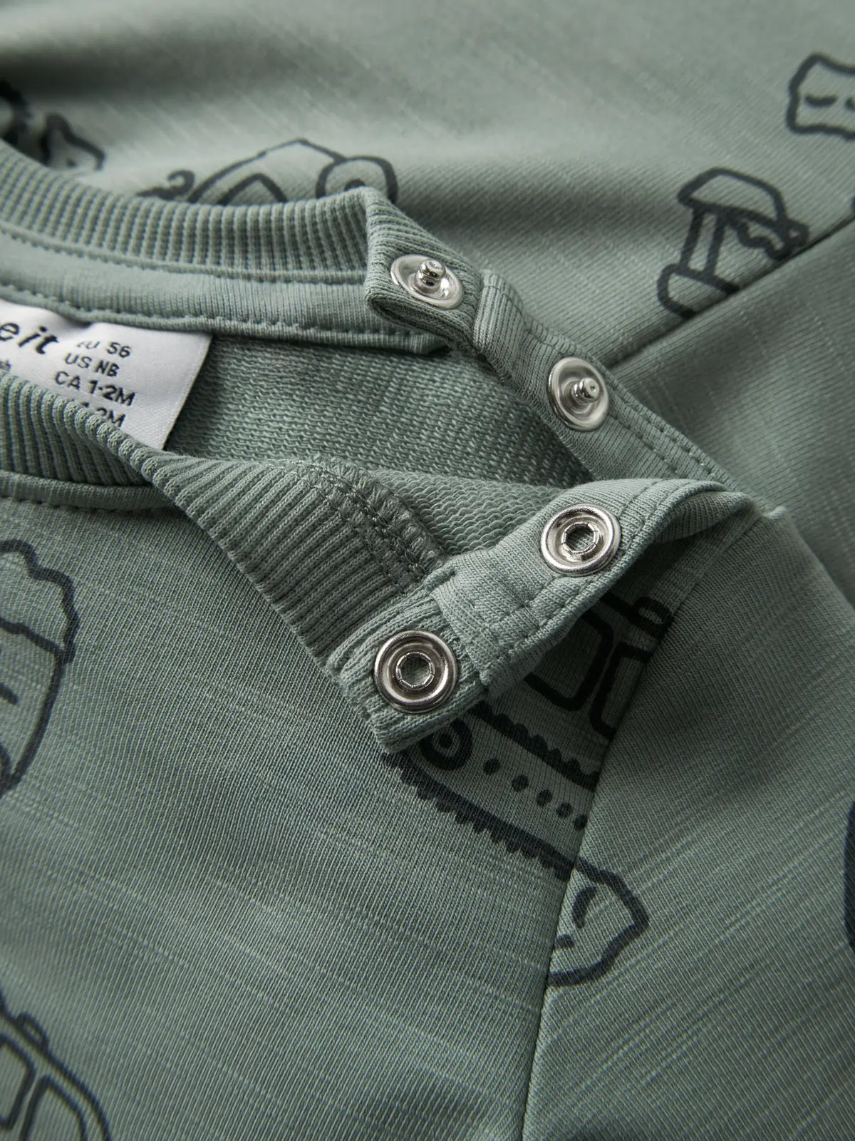 Detailansicht des Baustellenfahrzeug Musters und der Druckknöpfe am NAME IT Sweatshirt bei Bärechind Winterthur Zürich Schweiz