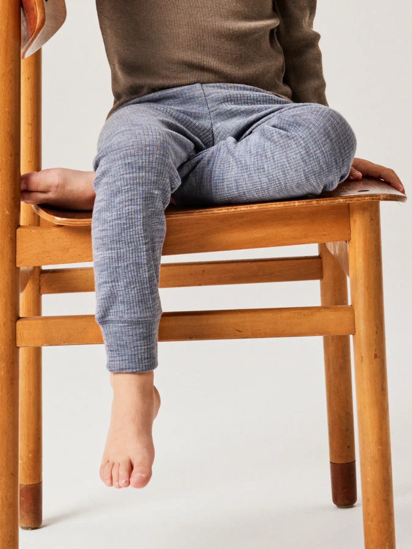 Nahaufnahme der fein gerippten Merinowolle Leggings am Bein, ideal zum Schichten