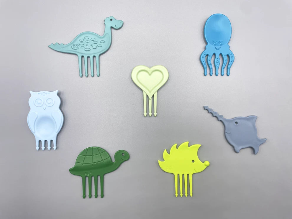 Sieben Snack-Piekser in tollen Pastellfarben: Dino, Schildkröte, Tintenfisch, Herz, Eule, Igel und Sägefisch