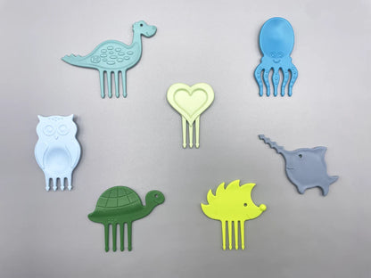 Sieben Snack-Piekser in tollen Pastellfarben: Dino, Schildkröte, Tintenfisch, Herz, Eule, Igel und Sägefisch