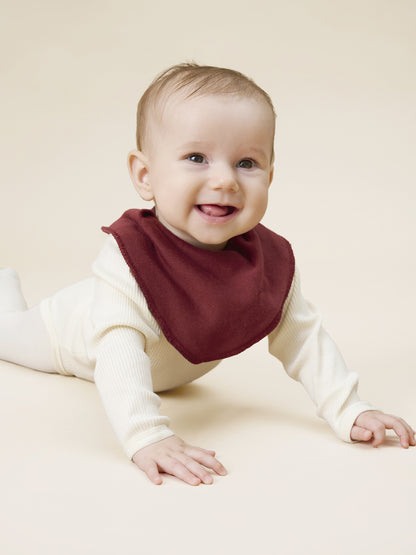 Baby mit Pippi Bandana Lätzchen in  new Maroon – weiches, nachhaltiges Babyaccessoire mit Druckknopfverschluss, erhältlich in Winterthur