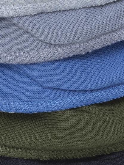 Detailaufnahme des Pippi Bandana Lätzchens in Elderberry mit weichen Stofflagen in Blautönen für Babys