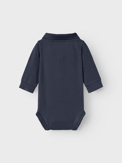 Babybody mit Polokragen in Dunkelblau von NAME IT, weich und bequem, erhältlich im Bärechind in Winterthur, Zürich Schweiz.