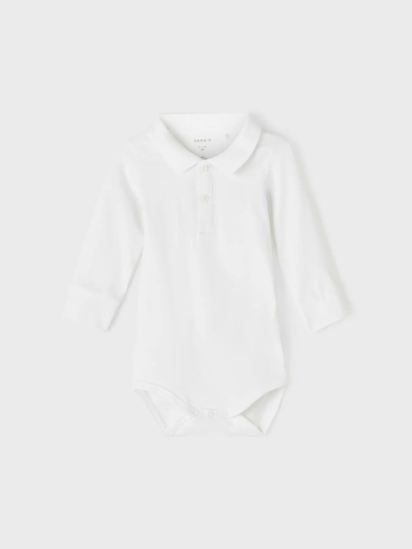 Weisser Polo-Body aus Bio-Baumwolle von NAME IT für Babys, erhältlich im Bärechind Winterthur, Zürich Schweiz.