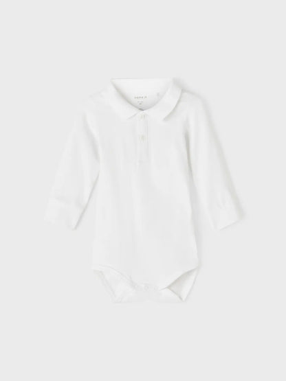Weisser Polo-Body aus Bio-Baumwolle von NAME IT für Babys, erhältlich im Bärechind Winterthur, Zürich Schweiz.