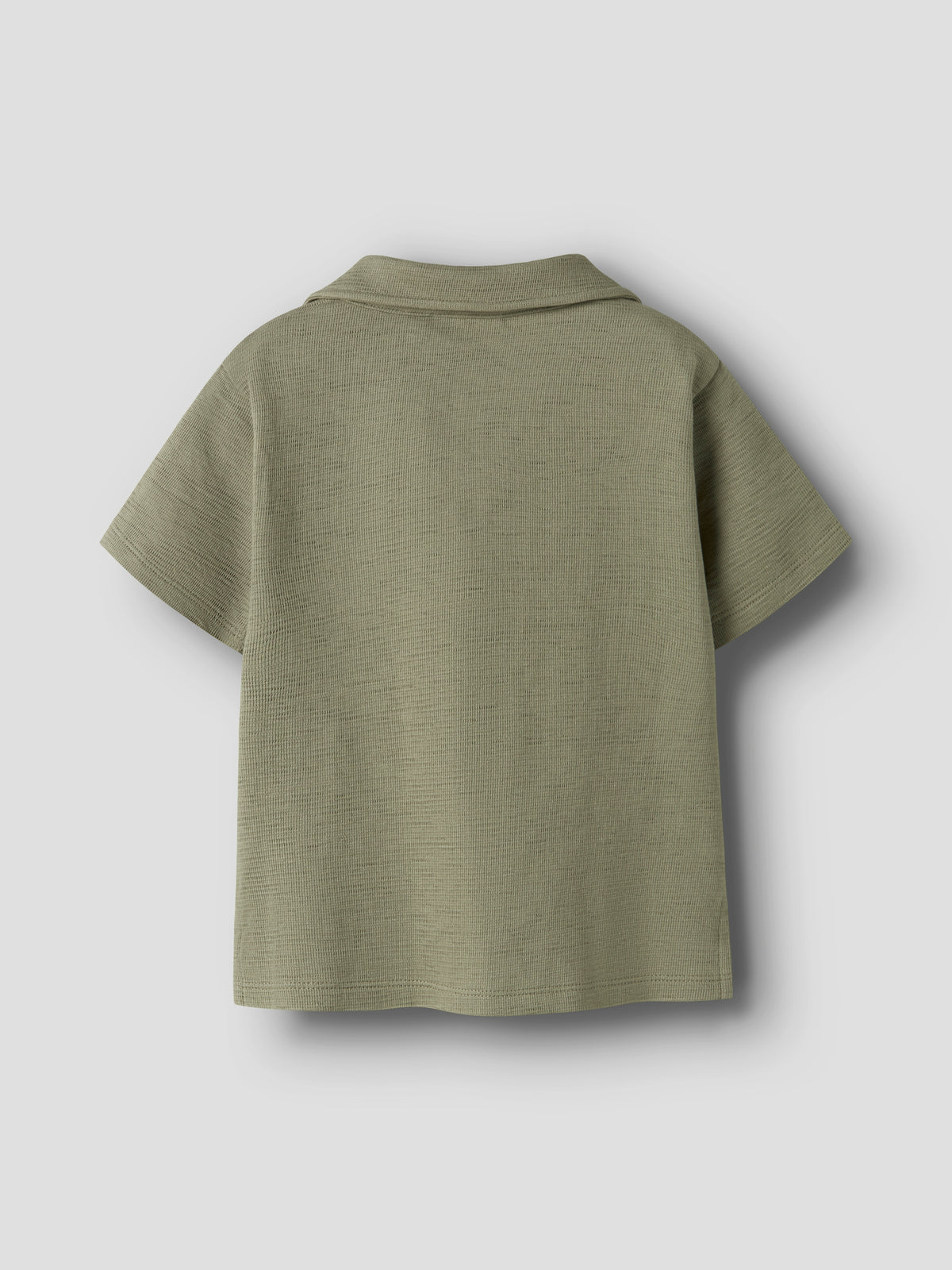Rückseite LIL’ATELIER Polo Shirt aus Bio Baumwolle salbei im Bärechind Kinderladen Winterthur Zürich Schweiz.