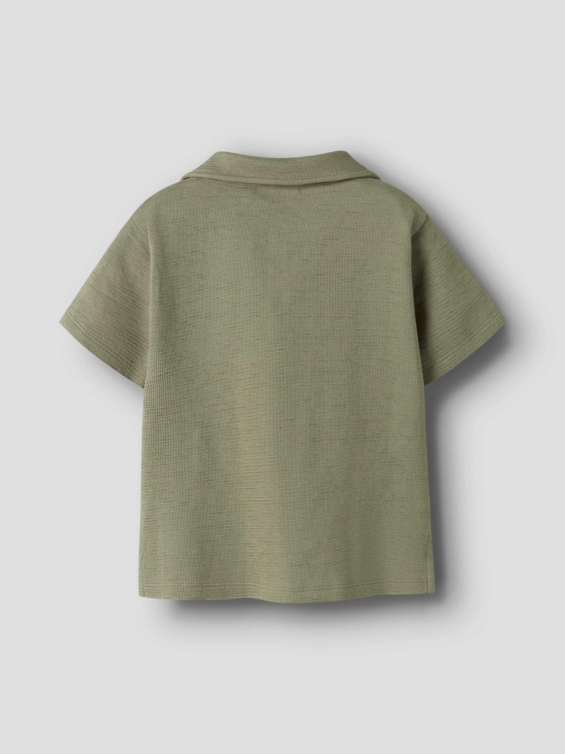 Rückseite LIL’ATELIER Polo Shirt aus Bio Baumwolle salbei im Bärechind Kinderladen Winterthur Zürich Schweiz.