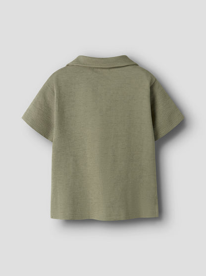 Rückseite LIL’ATELIER Polo Shirt aus Bio Baumwolle salbei im Bärechind Kinderladen Winterthur Zürich Schweiz.