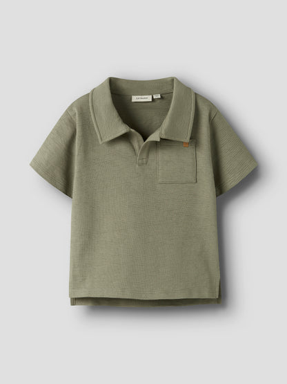 LIL’ATELIER Polo Shirt aus Bio Baumwolle in salbei mit Brusttasche im Bärechind Kinderladen Winterthur Zürich Schweiz