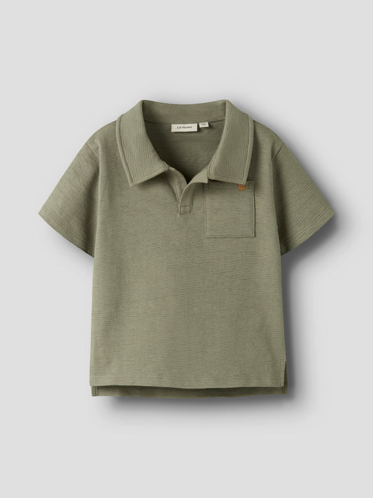 LIL’ATELIER Polo Shirt aus Bio Baumwolle in salbei mit Brusttasche im Bärechind Kinderladen Winterthur Zürich Schweiz