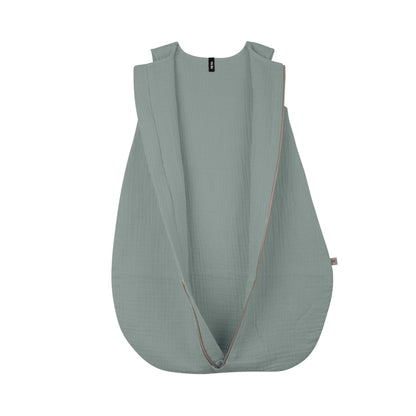 Geöffneter Schlafsack aus Musselin in Salbei mit Reissverschluss von Pure Pure by Bauer – nachhaltige Babyausstattung in Winterthur, Zürich, Schweiz.