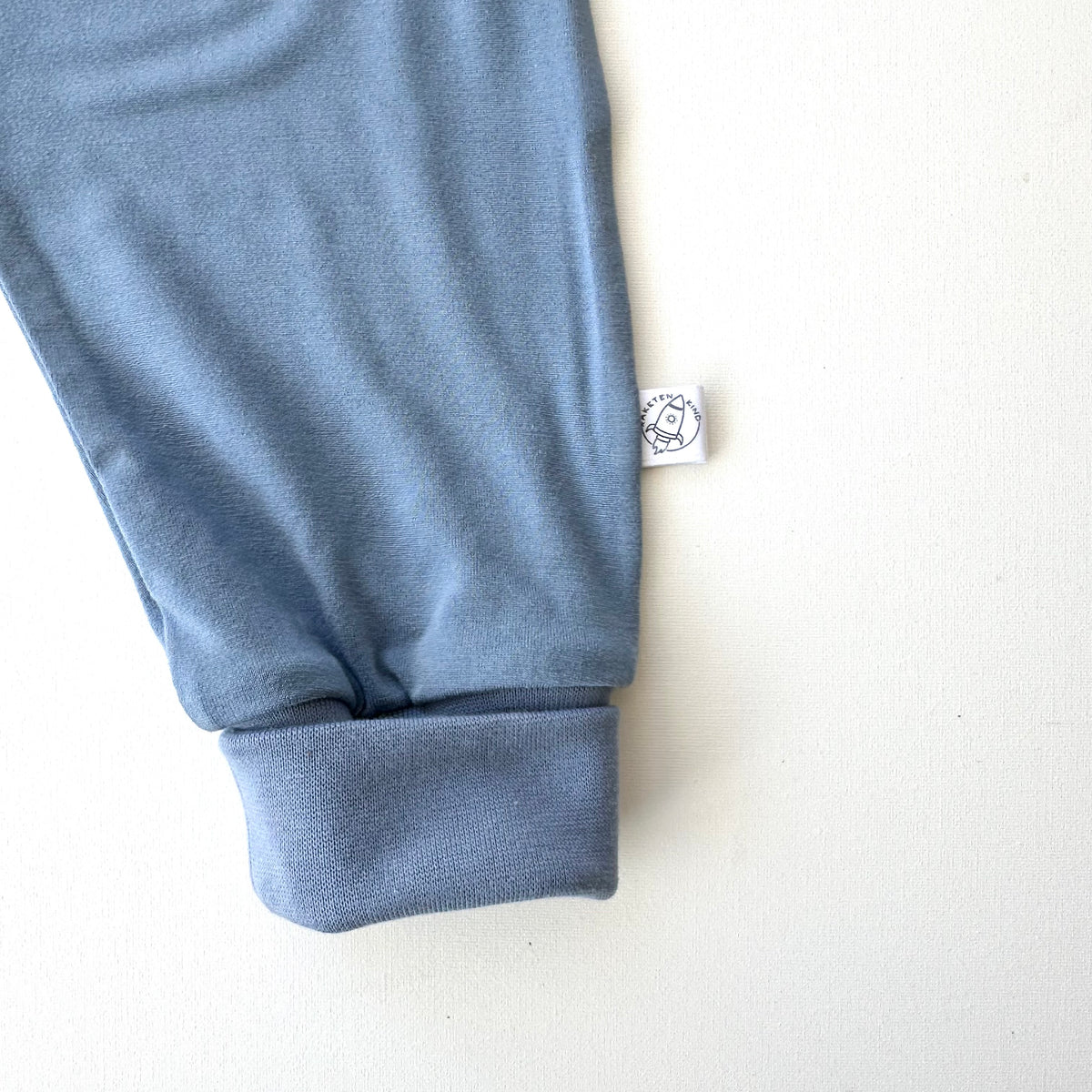Detail Bündchen Bambus Hose blau weich elastisch von Raketenkind im Bärechind Winterthur Zürich Schweiz kaufen