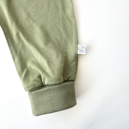 Detail Bündchen Bambus Hose olive weich elastisch Bärechind Winterthur Zürich Schweiz kaufen