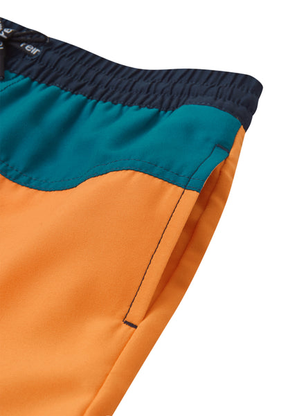 Detailaufnahme der Reima Badeshorts für Kinder mit elastischem Bund und schnelltrocknendem Material. Erhältlich im Bärechind Winterthur.