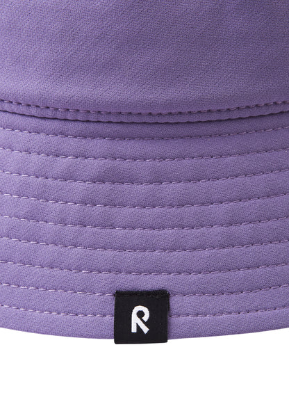 Detailansicht des Reima Bucket Hats für Kinder in Lila – saubere Verarbeitung und weiches Material
