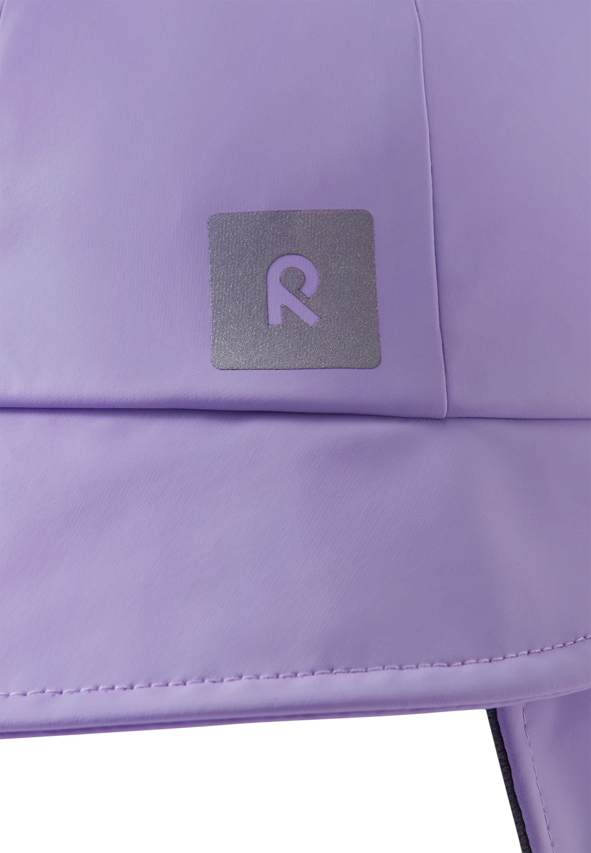 Detailansicht des Reima Rainy Regenhuts für Kinder – wasserdichtes Material und reflektierendes Logo