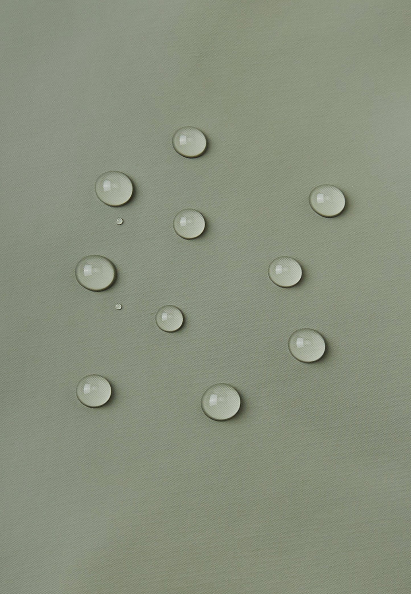 Wasserabweisendes, PVC-freies Material des Reima Regenhut Rainy Greyish Green bei Bärechind
