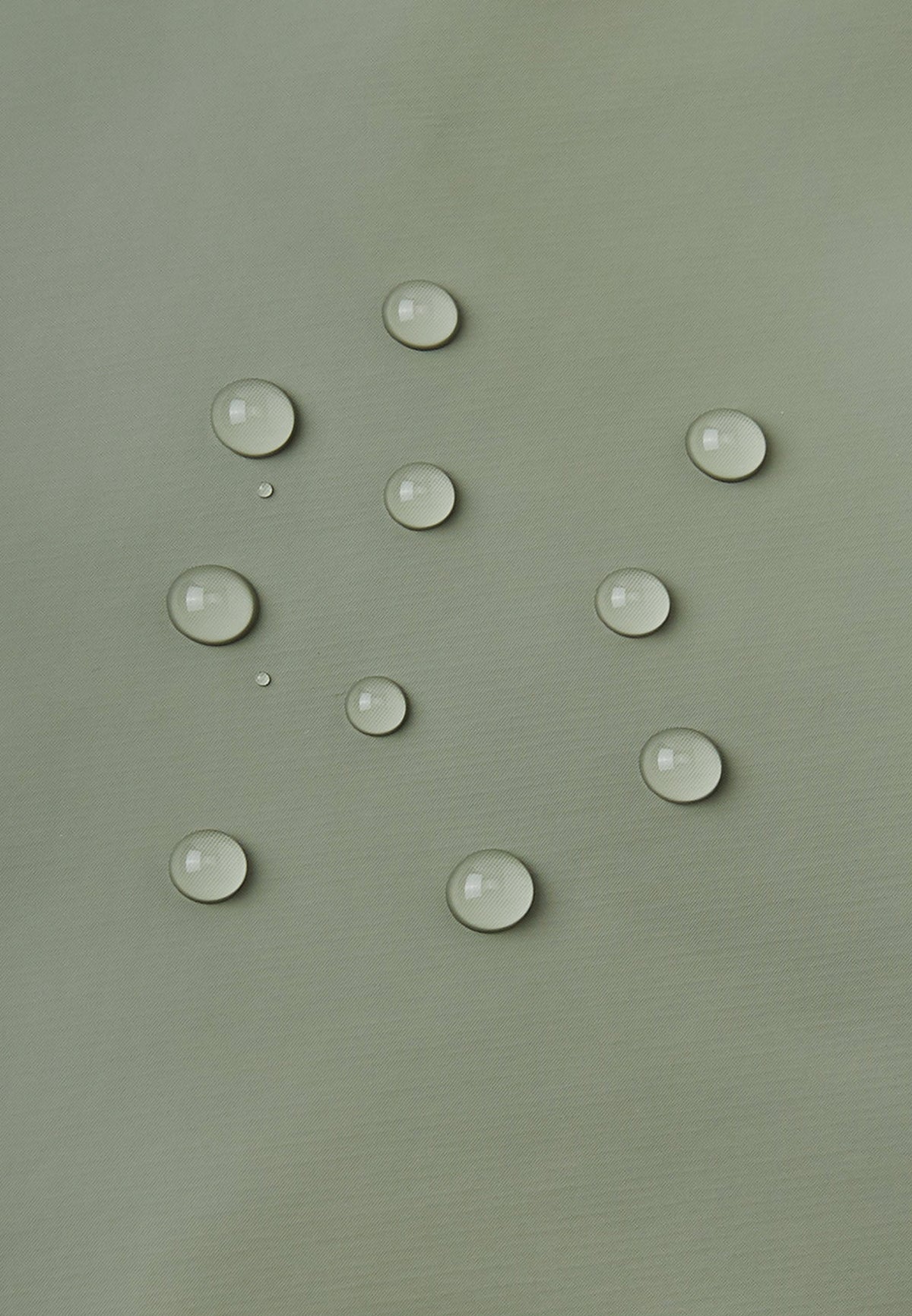 Wasserabweisendes, PVC-freies Material des Reima Regenhut Rainy Greyish Green bei Bärechind