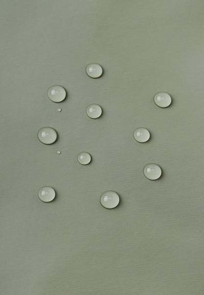 Wasserabweisendes, PVC-freies Material des Reima Regenhut Rainy Greyish Green bei Bärechind