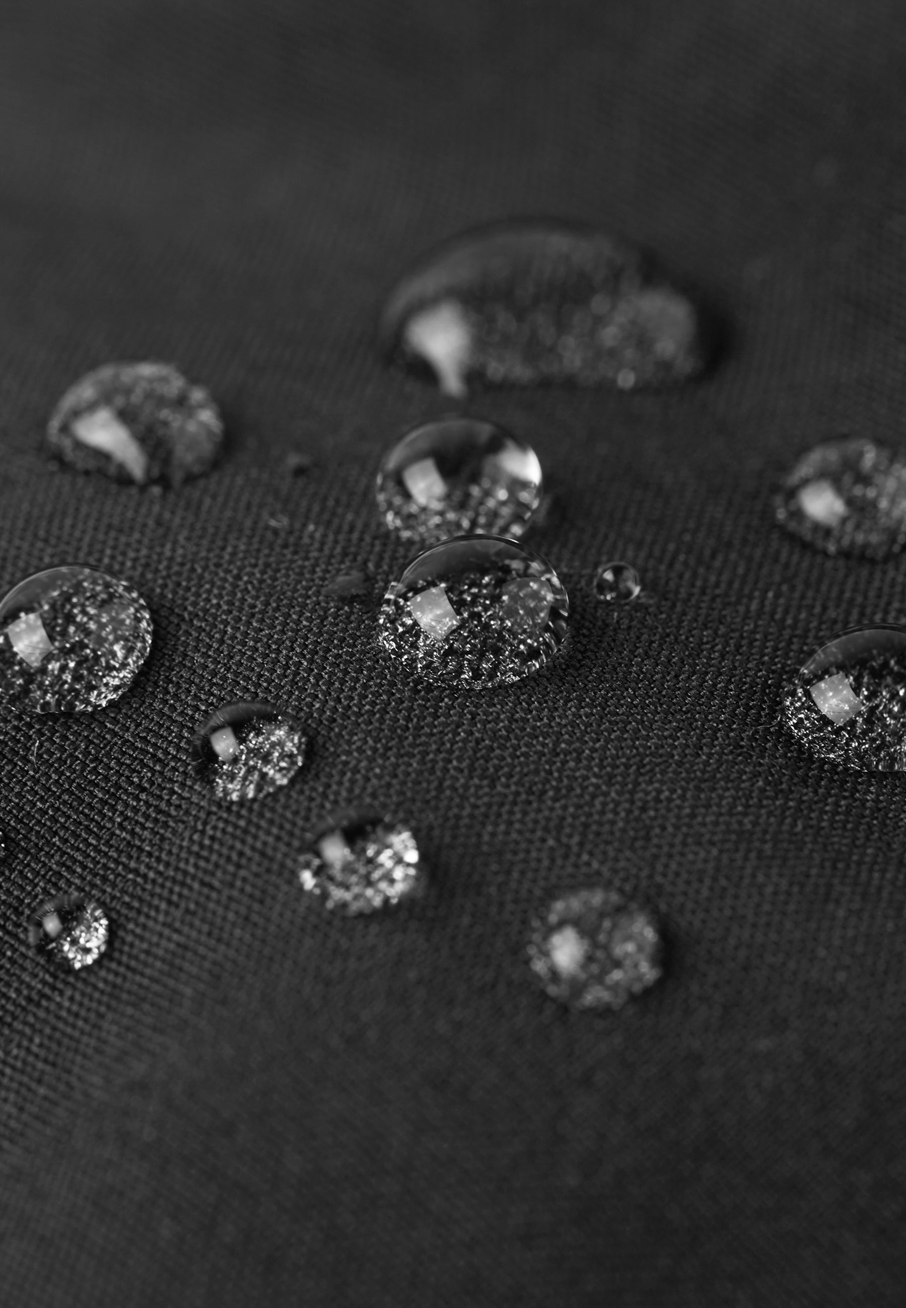 Nahaufnahme des wasserabweisenden Softshell Materials der Reima Tehden Handschuhe in Black