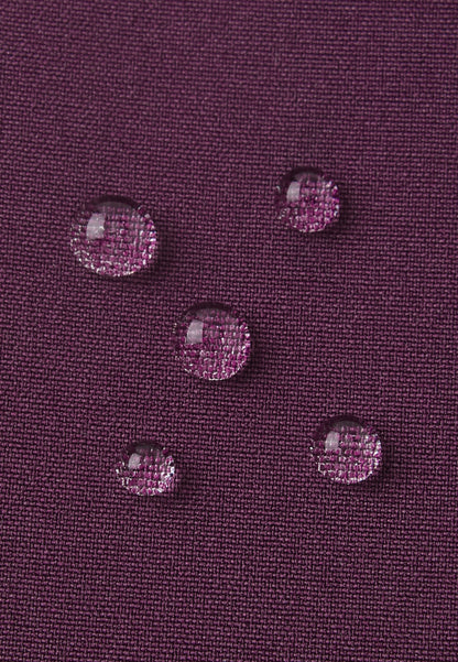 Nahaufnahme des wasserabweisenden Softshell Materials der Reima Tehden Handschuhe in Deep Purple