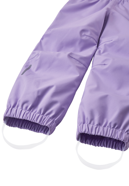 Detailaufnahme der ReimaTec Kaura Kinderhose in Blooming Lilac – wasserdichtes ReimaTec Material