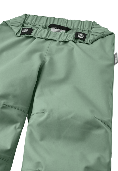 Detailaufnahme der ReimaTec Kaura Kinderhose – robustes, wasserdichtes Material mit verstellbarem Bund.