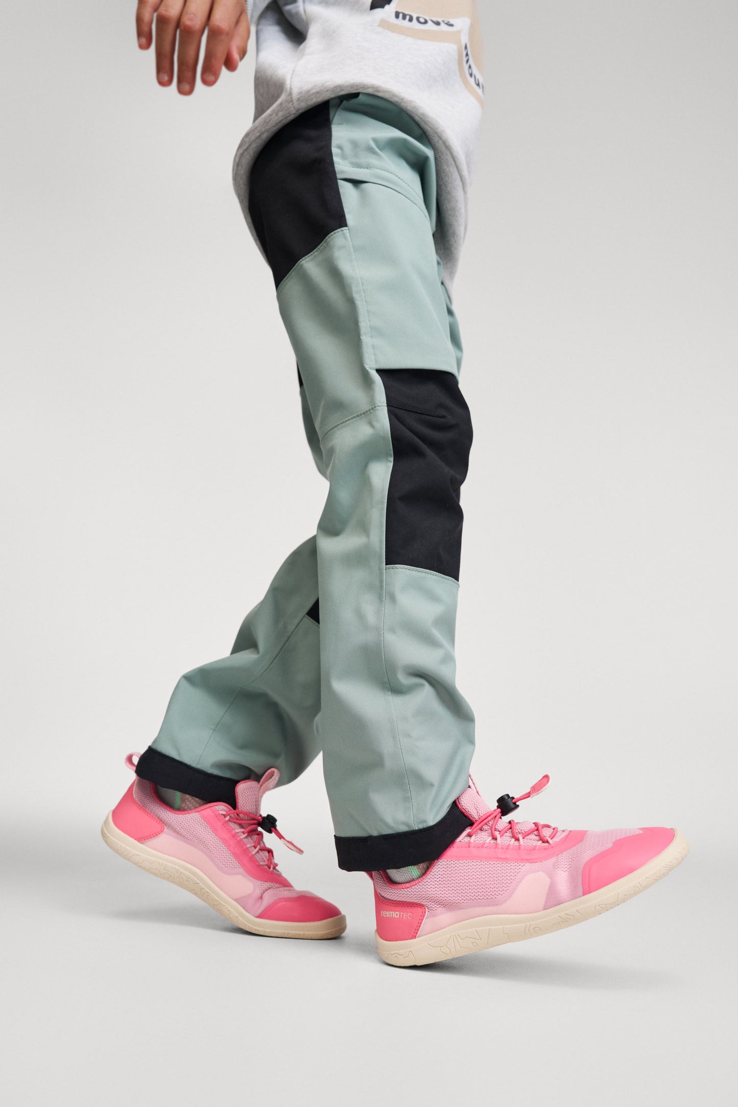 Beinabschluss Angezogen der ReimaTec Regenhose Sampu mit Kordelzug in Stone Green